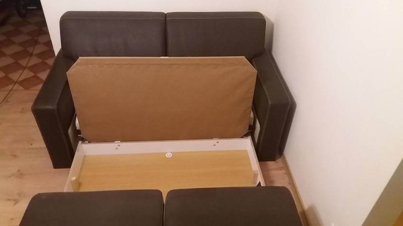 ox_sprzedam-sofe-rozkladana-ze-skory-ekologicznej-dwie-pufy-gratis