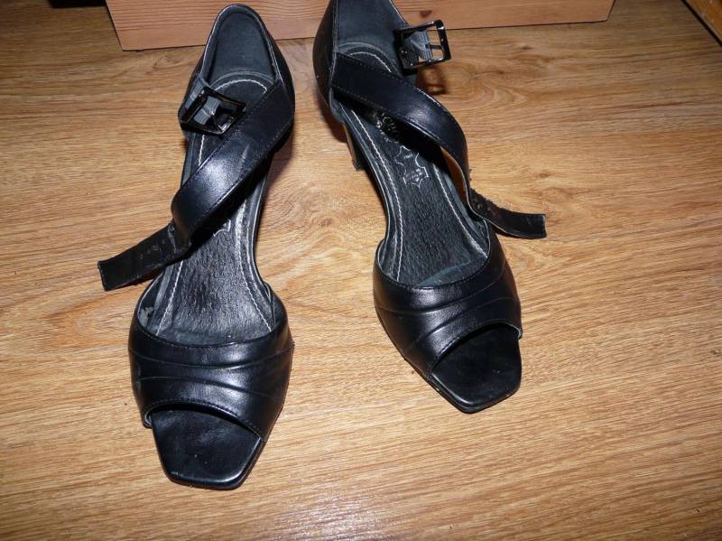 ox_oddam-za-10-zl-sliczne-czarne-sandalki-rozmiar-38