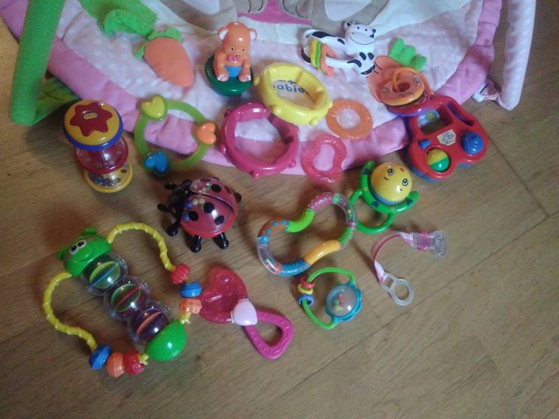 ox_mata-edukacyjna-dla-dziewczynki-duzo-kolorowych-zabawek