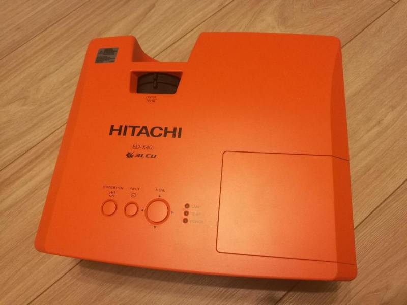 ox_projektor-hitachi-ed-x40-montaz-na-sufit-gratis
