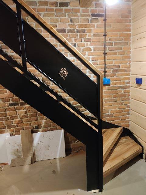 ox_schody-drewniane-na-konstrukcji-stalowej