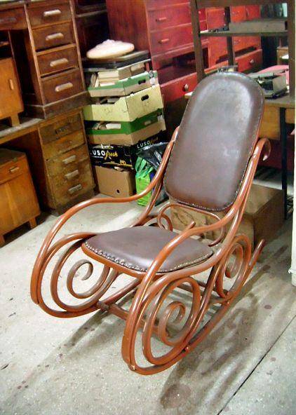 ox_cale-mnostwo-krzesel-stare-krzesla